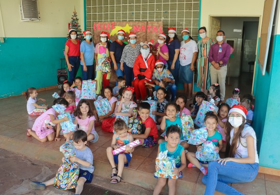 Pequenos pacientes da Santa Casa recebem visita do Papai Noel Pequenos pacientes da Santa Casa recebem visita do Papai Noel