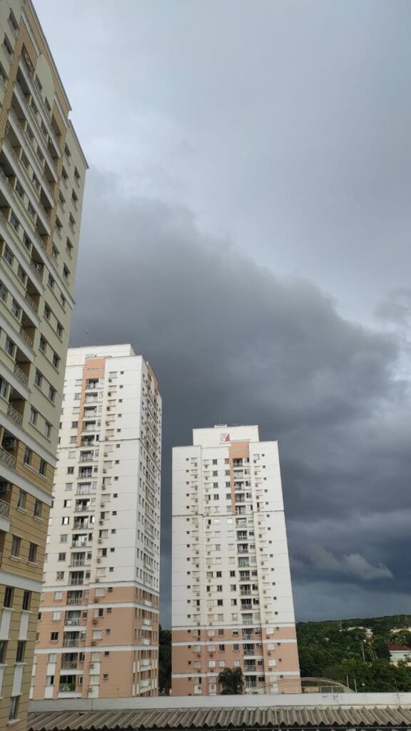 Com tempo instável, chuva chega em Campo Grande
