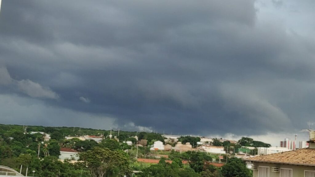 Com tempo instável, chuva chega em Campo Grande