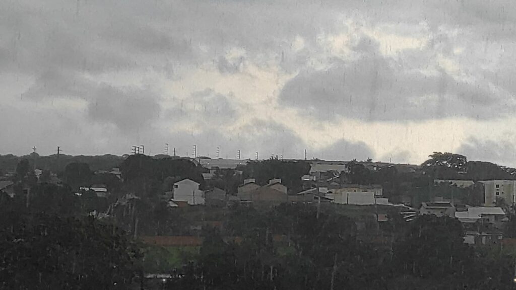 Com tempo instável, chuva chega em Campo Grande