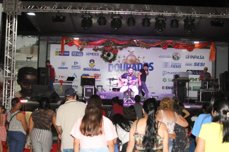 “Dourados Brilha” movimenta a noite de moradores do Canaã I “Dourados Brilha” movimenta a noite de moradores do Canaã I