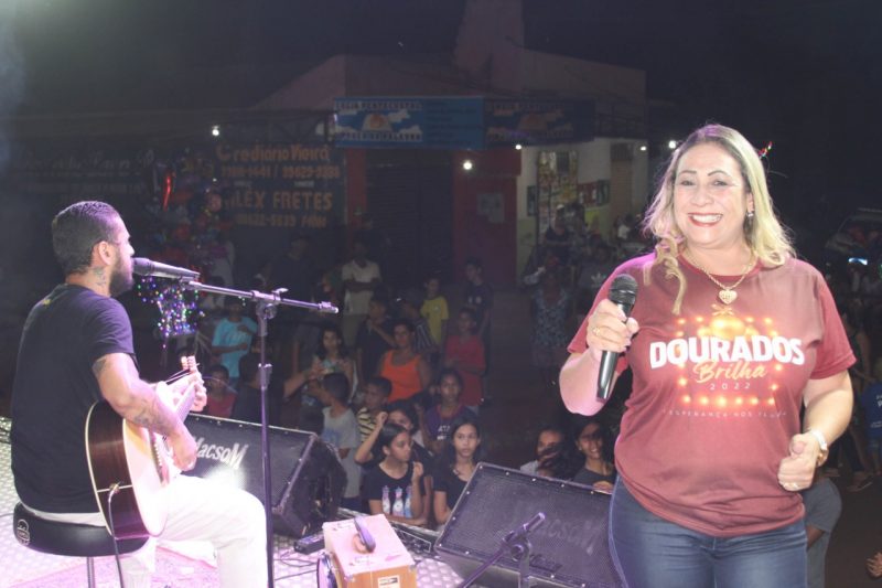 “Dourados Brilha” movimenta a noite de moradores do Canaã I “Dourados Brilha” movimenta a noite de moradores do Canaã I