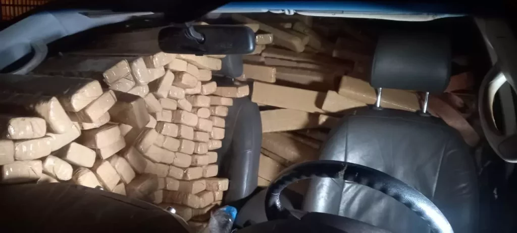 Traficante abandona Hilux carregada de drogas na BR-463 ao ver viatura da polícia Traficante abandona Hilux carregada de drogas na BR-463 ao ver viatura da polícia