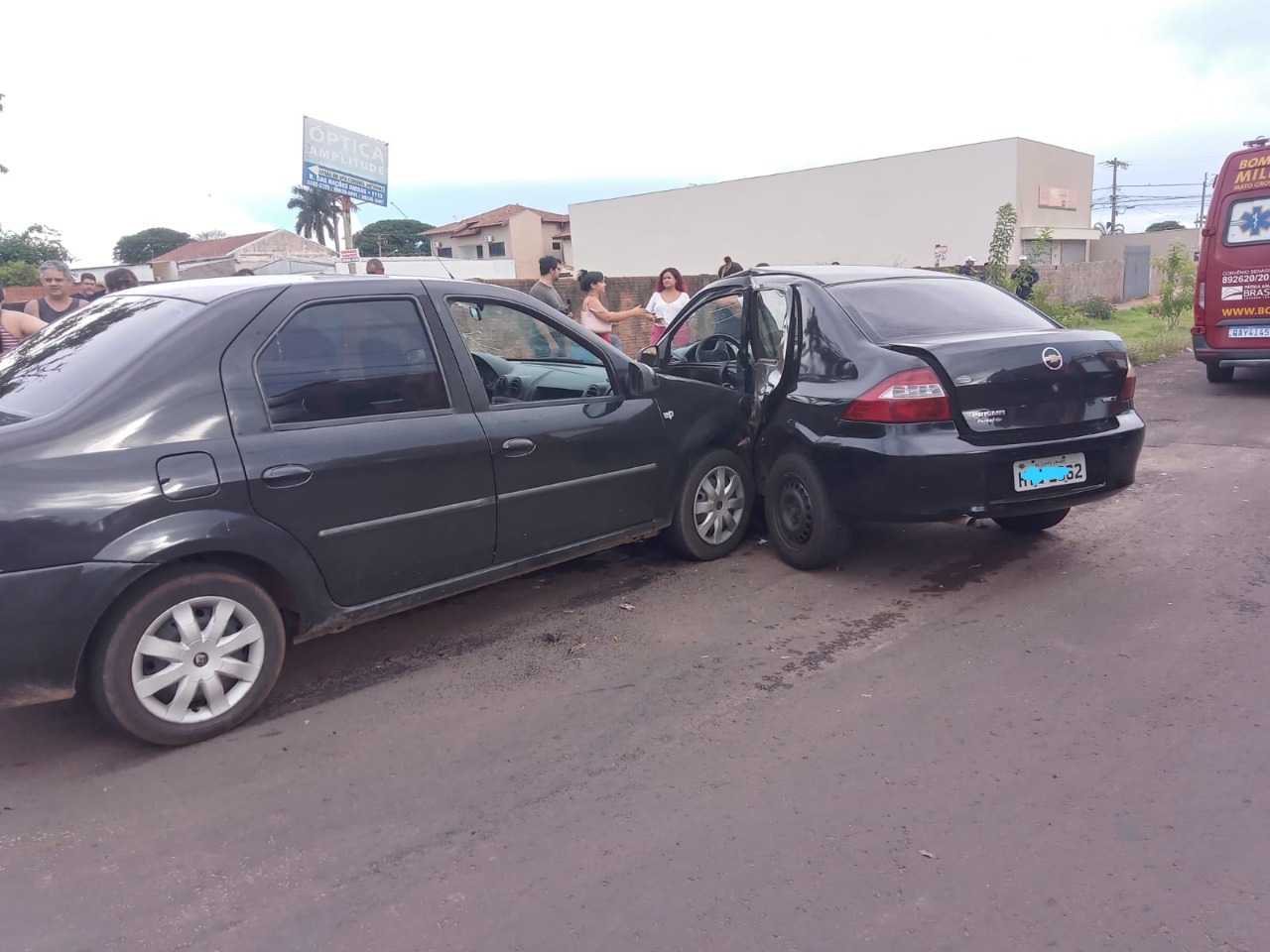 Motorista fica preso às ferragens em acidente grave no bairro Coronel Antonino Motorista fica preso às ferragens em acidente grave no bairro Coronel Antonino