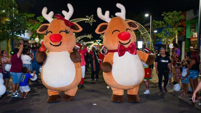 Com urso e duas renas, parada natalina acontece na 14 de Julho e Cidade do  Natal