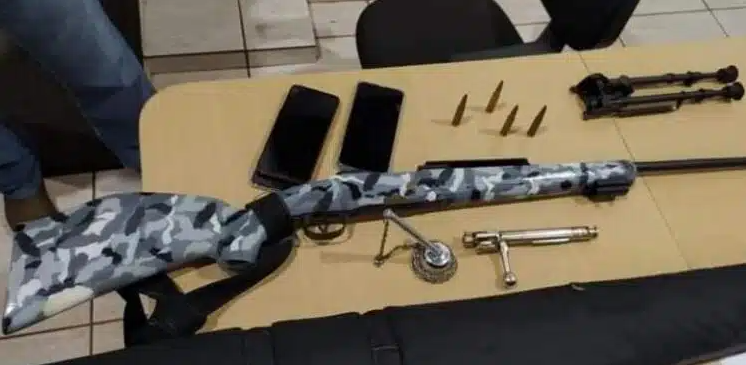 Polícia Civil prende casal com fuzil 7,62 e munições escondidos em residência Polícia Civil prende casal com fuzil 7,62 e munições escondidos em residência