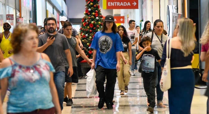 Salário antecipado dos servidores de MS e 13ª parcela do Mais Social aquecem comércio na véspera do Natal Salário antecipado dos servidores de MS e 13ª parcela do Mais Social aquecem comércio na véspera do Natal