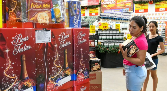 Salário antecipado dos servidores de MS e 13ª parcela do Mais Social aquecem comércio na véspera do Natal Salário antecipado dos servidores de MS e 13ª parcela do Mais Social aquecem comércio na véspera do Natal