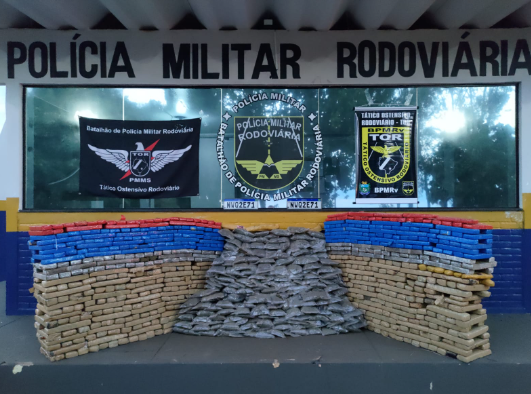 Casal é preso com mais de meia tonelada de maconha na MS-156 Casal é preso com mais de meia tonelada de maconha na MS-156