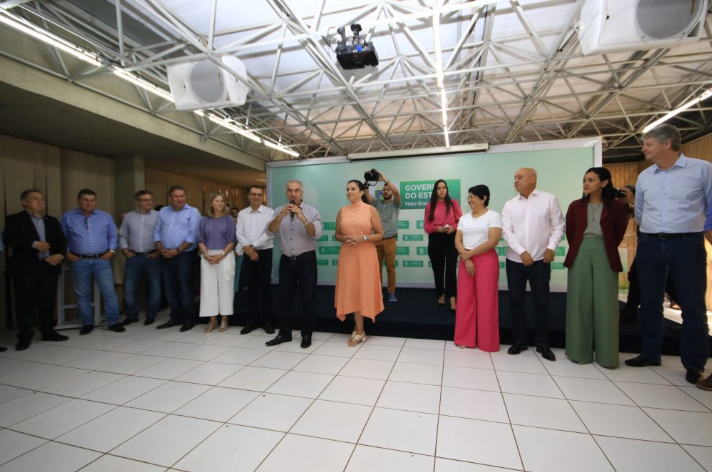 Servidores prestam homenagem a Reinaldo Azambuja nesta reta final do seu mandato