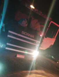 Caminhoneiro e morto com tiro na cabeça em estrada atrás de posto da PRF Caminhoneiro e morto com tiro na cabeça em estrada atrás de posto da PRF