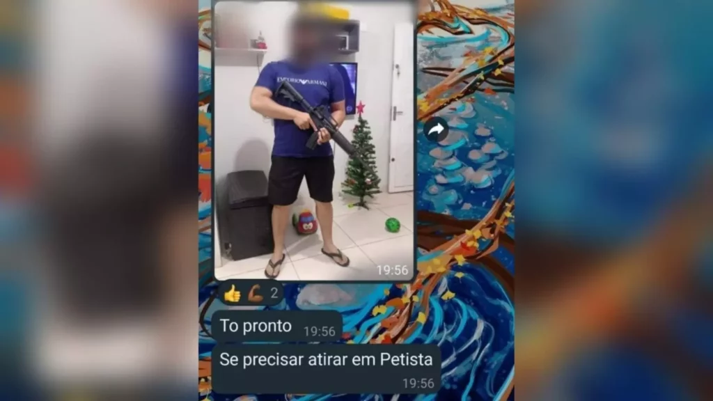 Foto com fuzil e ameaça a petistas rende demissão de agente de secretaria municipal da Capital Foto com fuzil e ameaça a petistas rende demissão de agente de secretaria municipal da Capital