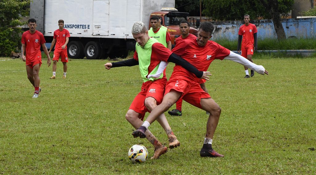 Entre a bola e enxada, jovens veem no Estadual de MS a chance de crescer no futebol Entre a bola e enxada, jovens veem no Estadual de MS a chance de crescer no futebol