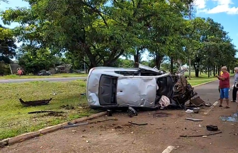 Carro fica completamente destruído após bater em árvore e capotar na Av. Gury Marques Carro fica completamente destruído após bater em árvore e capotar na Av. Gury Marques