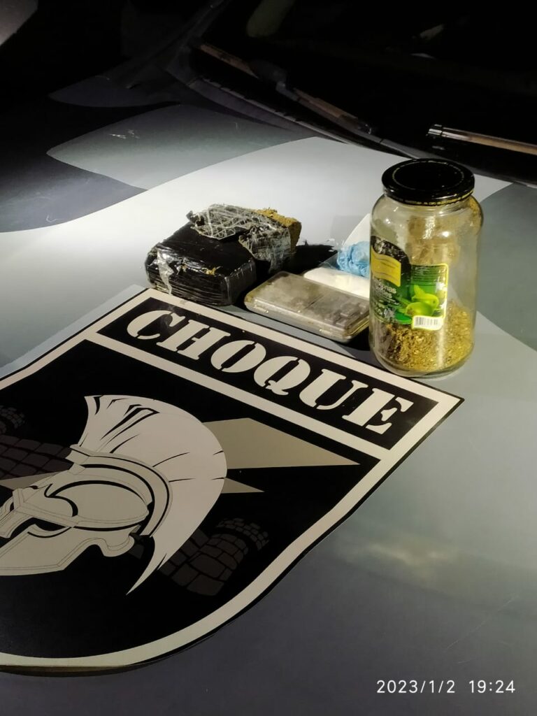 Após 'achar' Facebook do crime PM pega cinco por tráfico com armas e foragido na Moreninha Após 'achar' Facebook do crime PM pega cinco por tráfico com armas e foragido na Moreninha