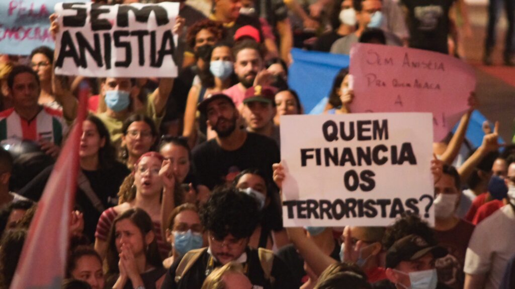 Capital também coloca bom número na rua em defesa da Democracia ante terrorismo realizado em Brasília Capital também coloca bom número na rua em defesa da Democracia ante terrorismo realizado em Brasília