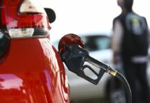 Gasolina fica R$ 0,12 mais barata a partir de hoje; diesel sobe R$ 0,25