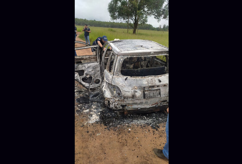 Homem é executado com dezenas de tiros de pistola e fuzil na fronteira Homem é executado com dezenas de tiros de pistola e fuzil na fronteira