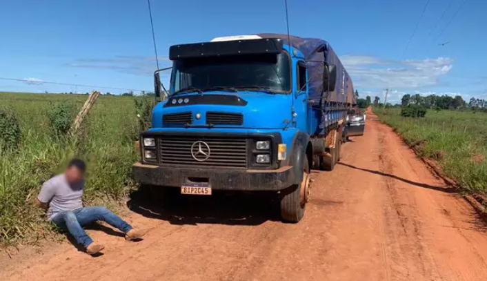 Dois são presos com carga de 7,5 toneladas de maconha em estrada vicinal de MS