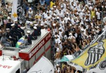 Após fim do velório, corpo de Pelé sai em cortejo por ruas de Santos