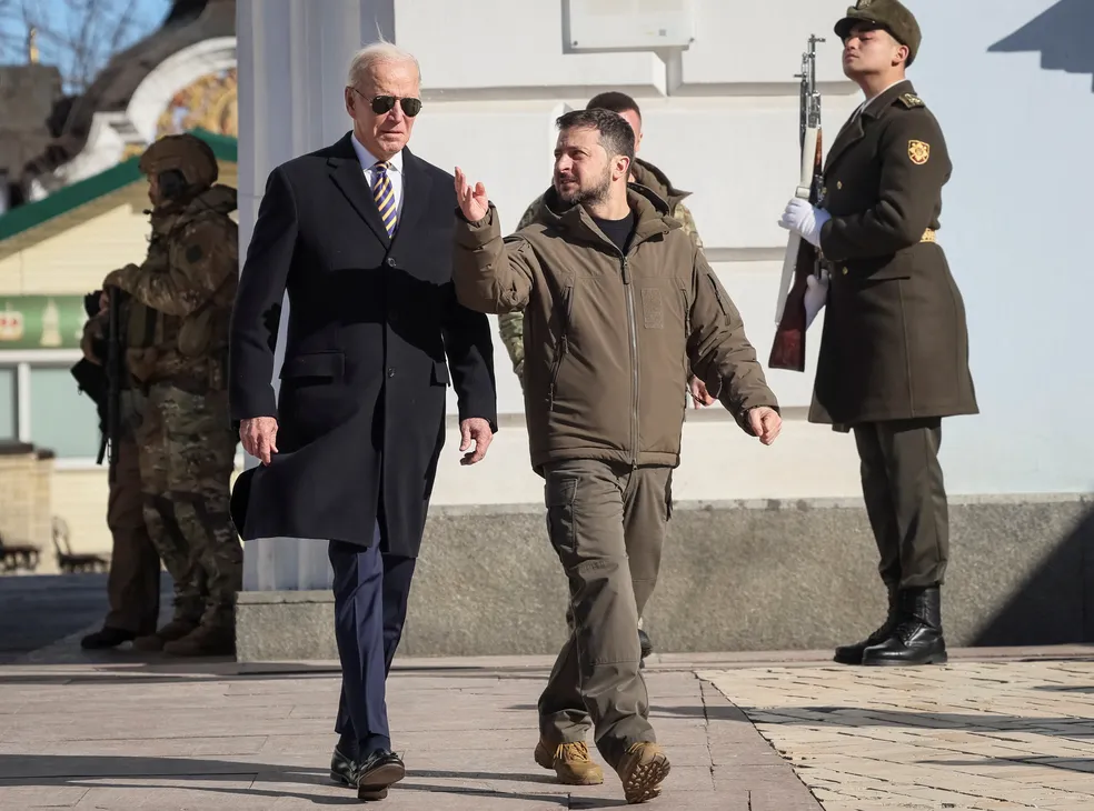 Biden faz viagem surpresa a Ucrânia, e anuncia ajuda de US$ 500 milhões Biden faz viagem surpresa a Ucrânia, e anuncia ajuda de US$ 500 milhões