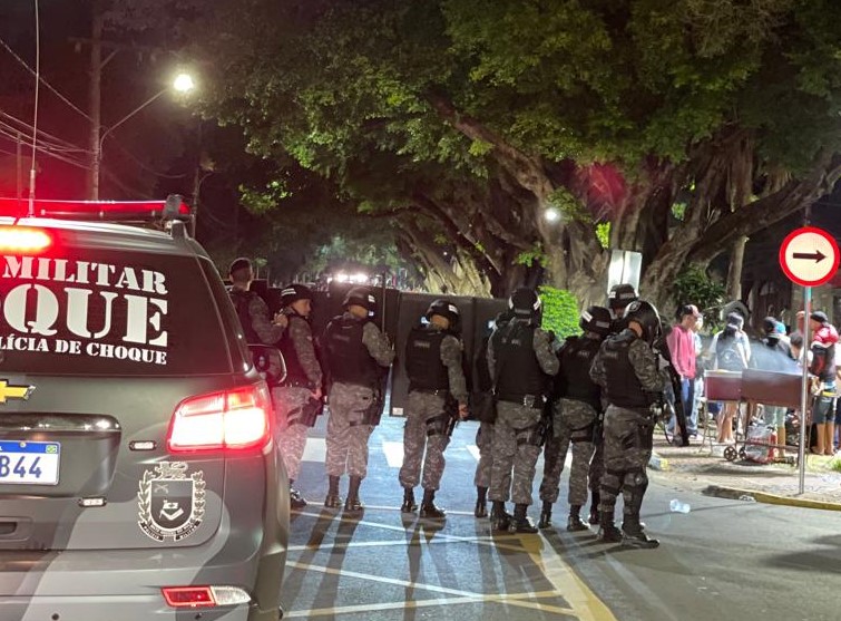 Vídeo: após primeira noite tranquila, foliões jogam garrafas e choque é acionado