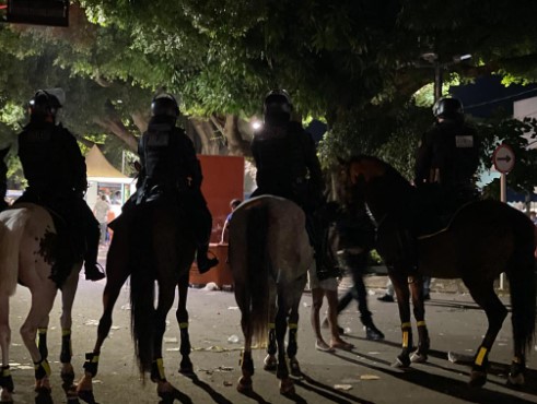 Vídeo: Após primeira noite tranquila, foliões jogam garrafas e choque é acionado Vídeo: Após primeira noite tranquila, foliões jogam garrafas e choque é acionado