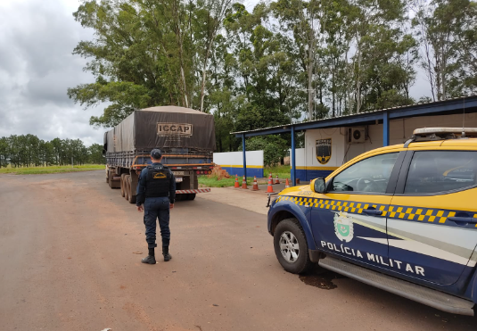 PMR apreende quase uma tonelada de droga em carreta