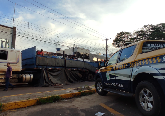 PMR apreende quase uma tonelada de droga em carreta