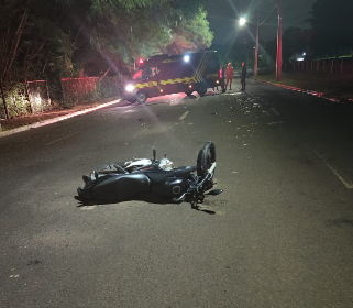 Motociclista na contramão morre em acidente após bater com caminhão Motociclista na contramão morre em acidente após bater com caminhão