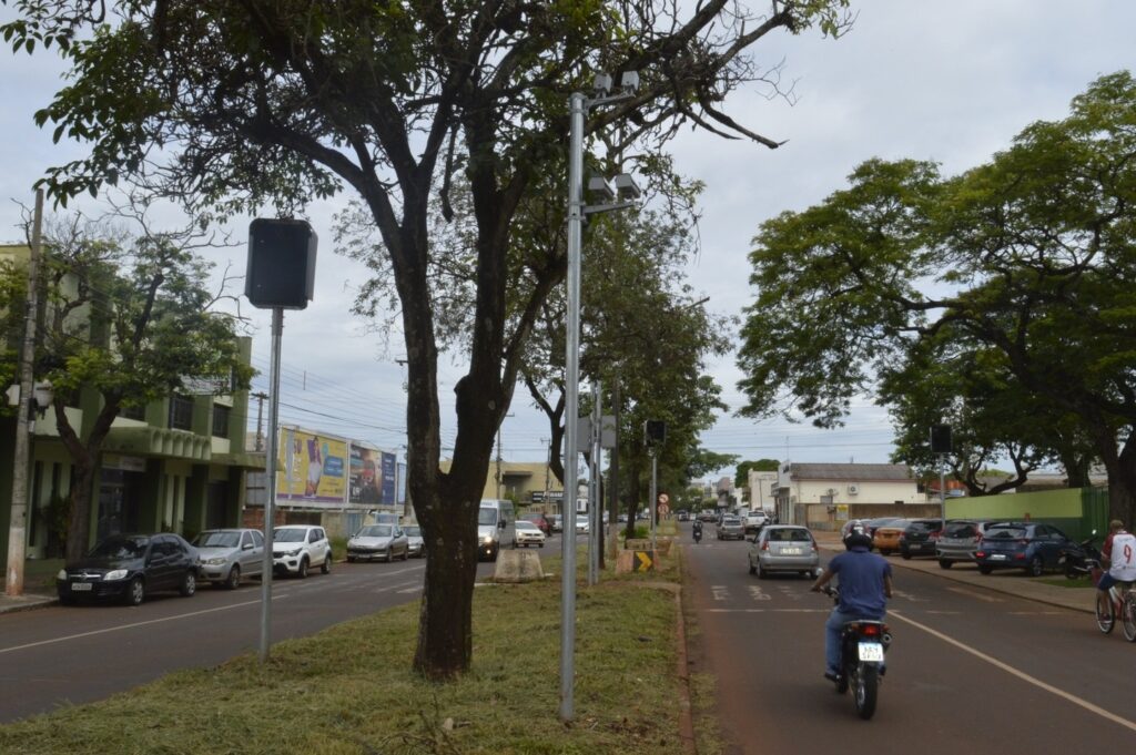 Dourados terá radares e lombadas eletrônicas em 40 pontos Dourados terá radares e lombadas eletrônicas em 40 pontos