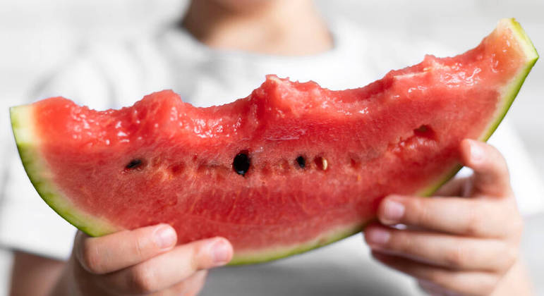Dias quentes pedem frutas frescas e ricas em vitaminas, minerais e fibras; veja dicas! Dias quentes pedem frutas frescas e ricas em vitaminas, minerais e fibras; veja dicas!