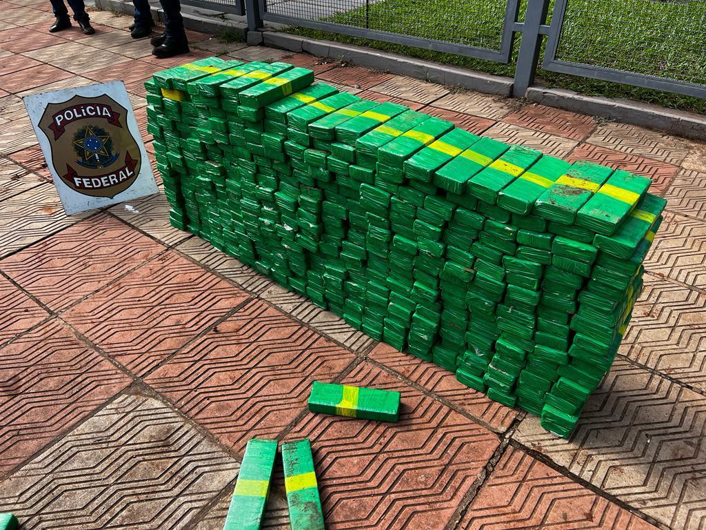 PF apreende meia tonelada de maconha em fundo falso na carroceria de caminhão PF apreende meia tonelada de maconha em fundo falso na carroceria de caminhão