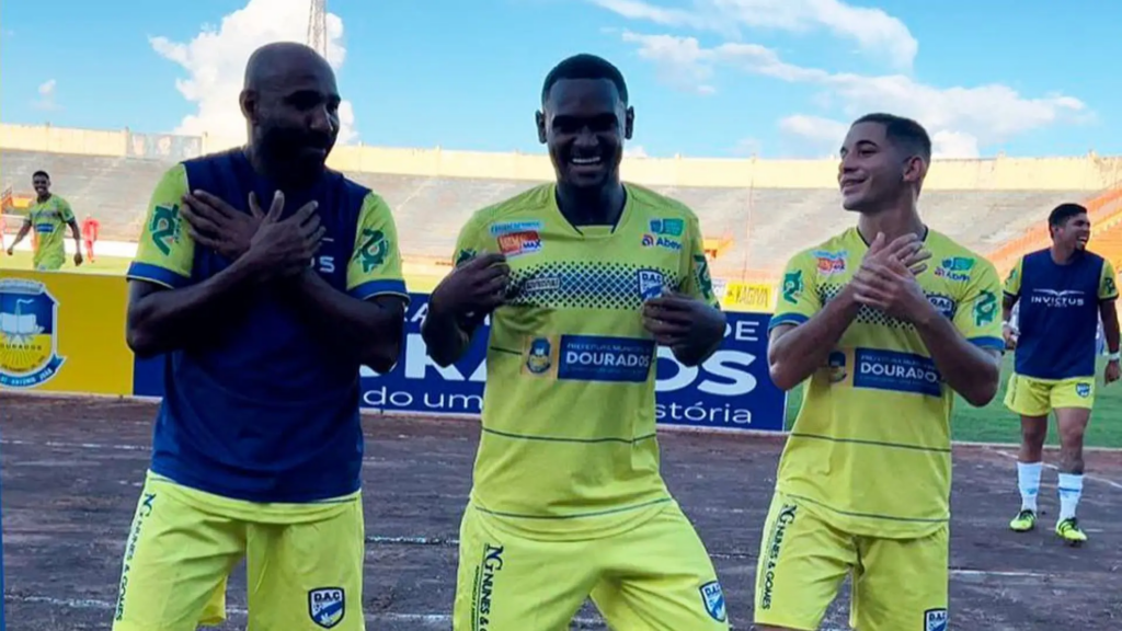 Operário goleia Novo por 4 a 1 e vai disputar semifinal do Estadual Operário goleia Novo por 4 a 1 e vai disputar semifinal do Estadual
