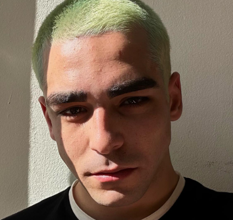 Omar de 'Elite' abandona 'monocelha' e fãs ficam surpresos: 'Era seu charme' Omar de 'Elite' abandona 'monocelha' e fãs ficam surpresos: 'Era seu charme'