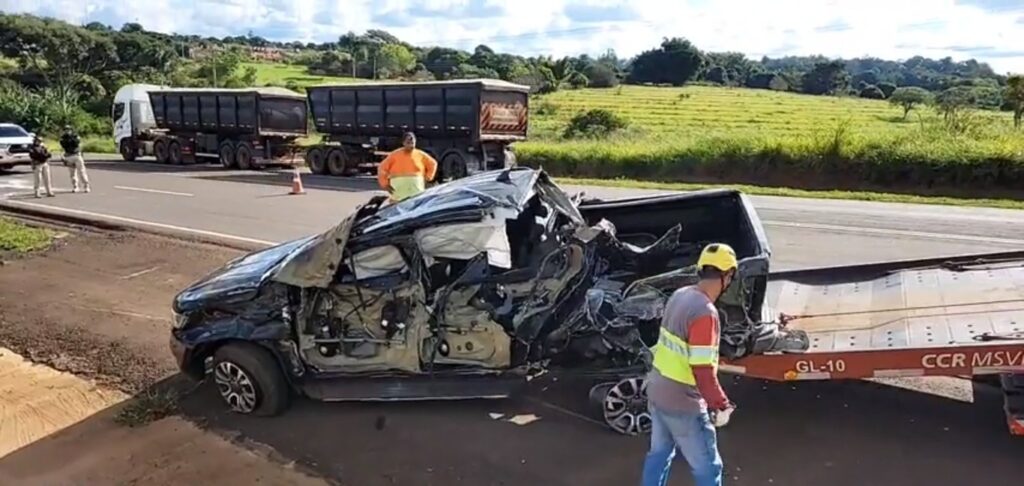 Carreta bitrem carregada de soja tomba após bater em caminhonete na BR-163