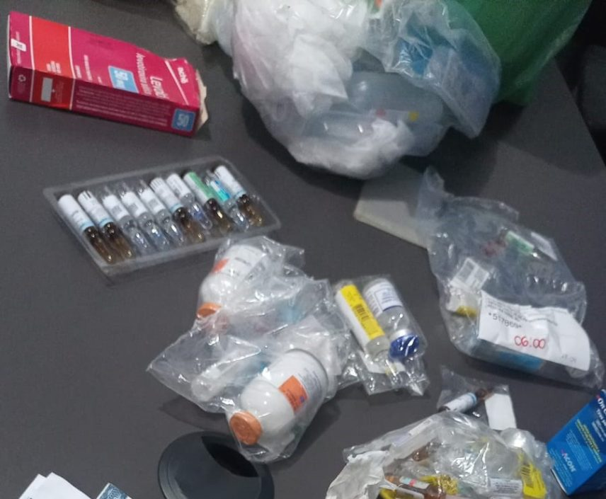 Mulher é presa transportando remédios e outros produtos médicos de forma ilegal Mulher é presa transportando remédios e outros produtos médicos de forma ilegal