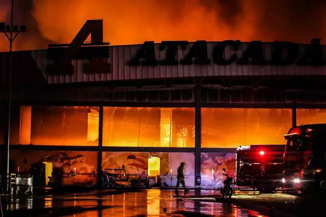 Loja de Atacadista pega fogo novamente em Campo Grande Loja de Atacadista pega fogo novamente em Campo Grande