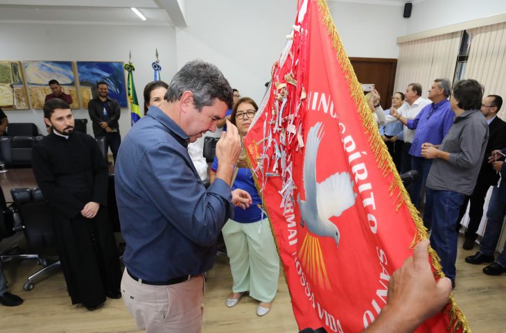 Governador recebe a Bandeira do Divino e reforça tradição que faz parte da história de MS Governador recebe a Bandeira do Divino e reforça tradição que faz parte da história de MS