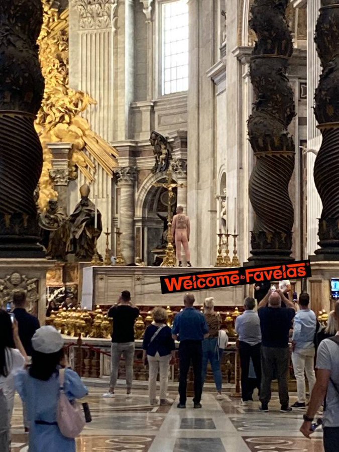 Homem despido sobe ao altar do Vaticano para contestar guerra na Ucrânia Homem despido sobe ao altar do Vaticano para contestar guerra na Ucrânia