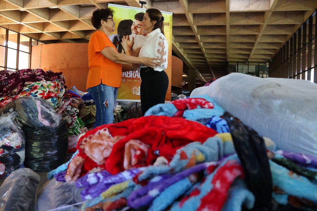 Entidades começam a receber doações da campanha 'Seu Abraço Aquece – Doe calor e faça o bem' Entidades começam a receber doações da campanha 'Seu Abraço Aquece – Doe calor e faça o bem'