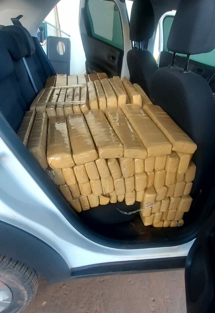 PMR prende transportador com carga de R$ 1 milhão em drogas na MS 164 PMR prende transportador com carga de R$ 1 milhão em drogas na MS 164