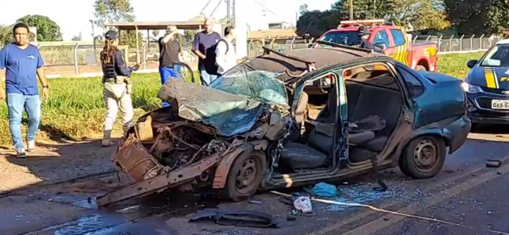Motorista fica preso às ferragens após bater veículo de frente contra carreta Motorista fica preso às ferragens após bater veículo de frente contra carreta