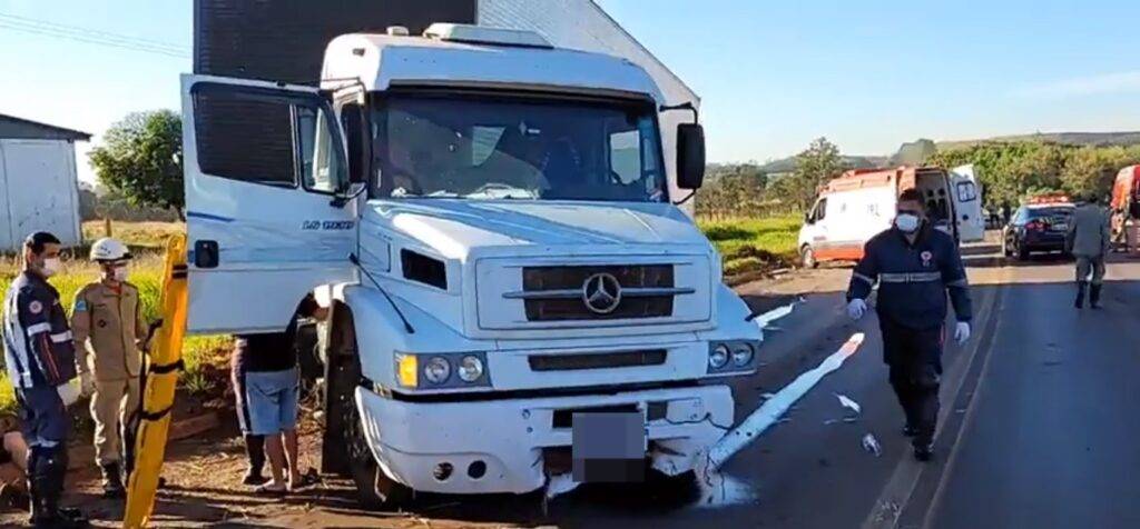 Motorista fica preso às ferragens após bater veículo de frente contra carreta Motorista fica preso às ferragens após bater veículo de frente contra carreta
