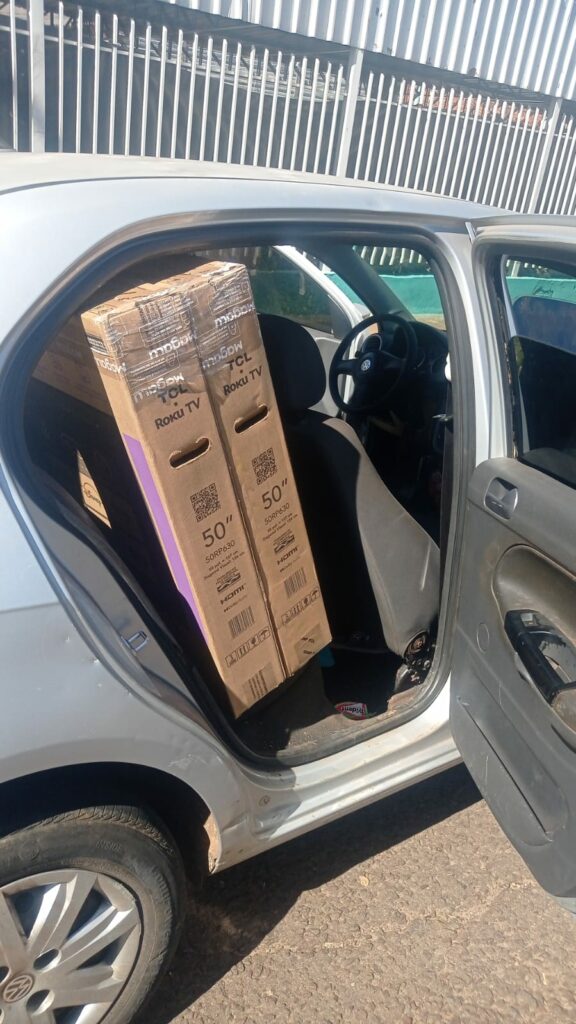 Mulheres furtam televisores e tentam 'comprar' guardas com arma e dinheiro Mulheres furtam televisores e tentam 'comprar' guardas com arma e dinheiro