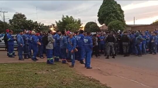 Protestos: Trabalhadores de empresa terceirizada que atuam na obra da Suzano passam na BR 262 e param em frente da fábrica em Ribas do Rio Pardo
