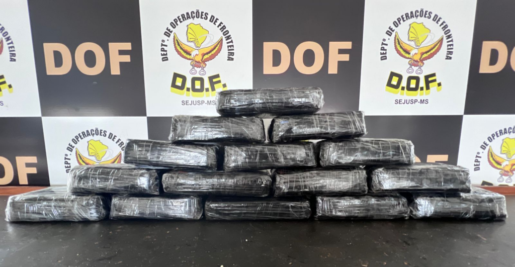 Homem é preso com mais de 16 quilos pasta base de cocaína escondida em painel de carro Homem é preso com mais de 16 quilos pasta base de cocaína escondida em painel de carro