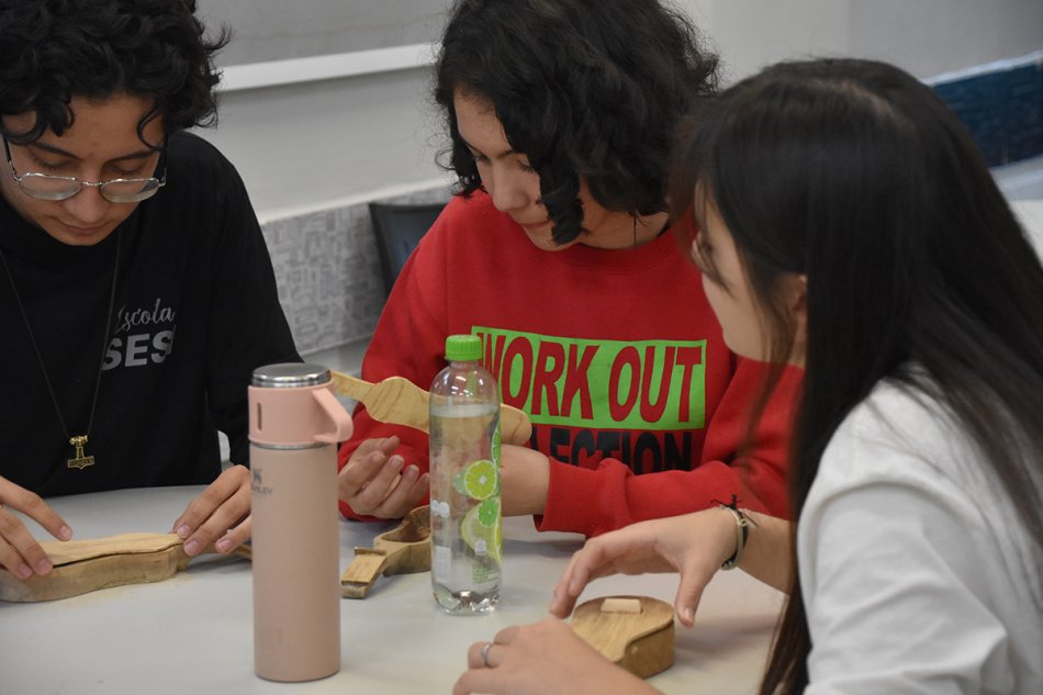 Sesi inaugura oficinas culturais nas escolas com artesão da viola de cocho Sesi inaugura oficinas culturais nas escolas com artesão da viola de cocho