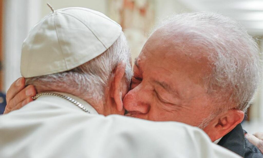 Lula e papa Francisco fazem encontro emotivo no Vaticano