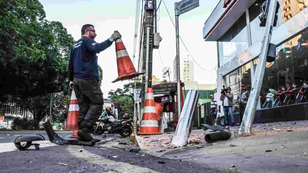 Motociclista teria furado sinal vermelho ao colidir com caminhonete que ceifou sua vida na madrugada da Capital Motociclista teria furado sinal vermelho ao colidir com caminhonete que ceifou sua vida na madrugada da Capital